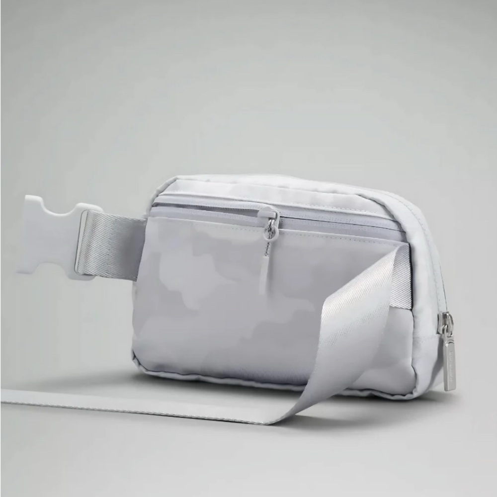 Lululemon Everywhere Crossbody Belt Bag 1L - Gray Camo - Picture 3 of 6